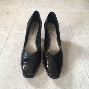 NWOT Ros Hommerson Black Leather Pump Heels